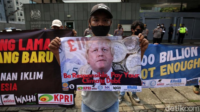 Sejumlah orang berdemo di Kedubes Inggris, Jakarta, Rabu (3/11). Mereka meminta negara-negara G20 membayar utang iklim mereka kepada negara-negara berkembang.