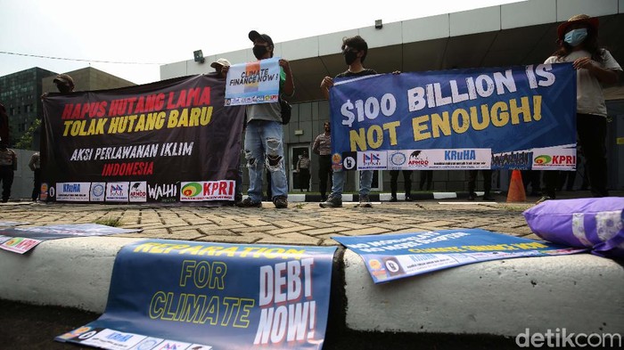 Terkait Perubahan Iklim, Kedubes Inggris Digeruduk Demonstran Sejumlah orang berdemo di Kedubes Inggris, Jakarta, Rabu (3/11). Mereka meminta negara-negara G20 membayar utang iklim mereka kepada negara-negara berkembang.