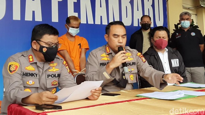 Tersangka bandar narkoba, A (31), yang kabur saat diperiksa di Polresta Pekanbaru telah ditangkap. Selain tersangka A, turut diamankan 6 orang yang terlibat. (Raja Adil/detikcom)