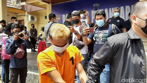 Tersangka bandar narkoba, A (31), yang kabur saat diperiksa di Polresta Pekanbaru telah ditangkap. Selain tersangka A, turut diamankan 6 orang yang terlibat. (Raja Adil/detikcom)
