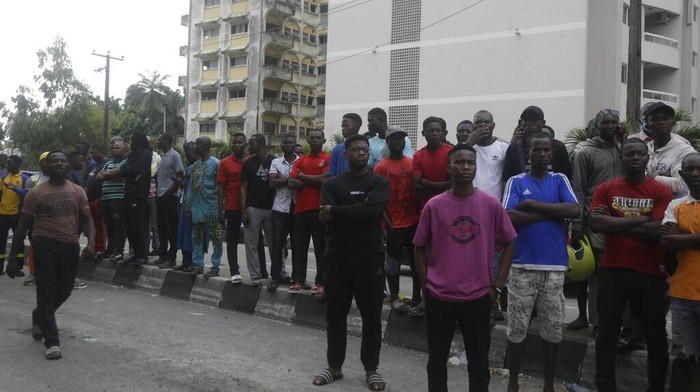 Apartemen 21 lantai yang runtuh di Lagos, Ibu Kota Nigeria, menewaskan 20 orang. Tim penyelamat pun dikerahkan untuk mengevakuasi para korban.