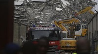 Sejumlah orang menyaksikan proses evakuasi korban apartemen runtuh di Lagos, Ibu Kota Nigeria, Selasa (2/11/2021) waktu setempat.    