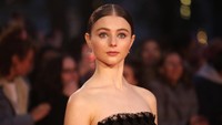 Thomasin McKenzie disatukan dengan Anya Taylor-Joy dalam film itu. (Foto: Getty Images for BFI/Lia Toby)
