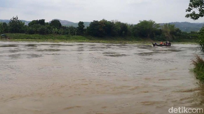 Sebuah perahu tambang tenggelam di Sungai Bengawan Solo, Rabu (3/11/2021). Saat ini Tim SAR masih melakukan pencarian korban tenggelam.