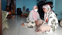 Keluarga korban sendiri tampak cemas menanti kabar keluarga mereka.