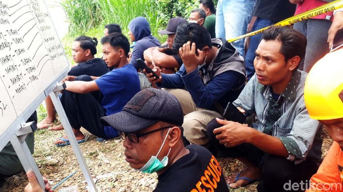 Sebuah perahu tambang tenggelam di Sungai Bengawan Solo, Rabu (3/11/2021). Saat ini Tim SAR masih melakukan pencarian korban tenggelam.