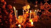Mereka membawakan makanan atau barang favorit kerabat atau keluarga mereka yang telah meninggal, misalnya bir atau tequila. (Eduardo Ferdugo/AP)