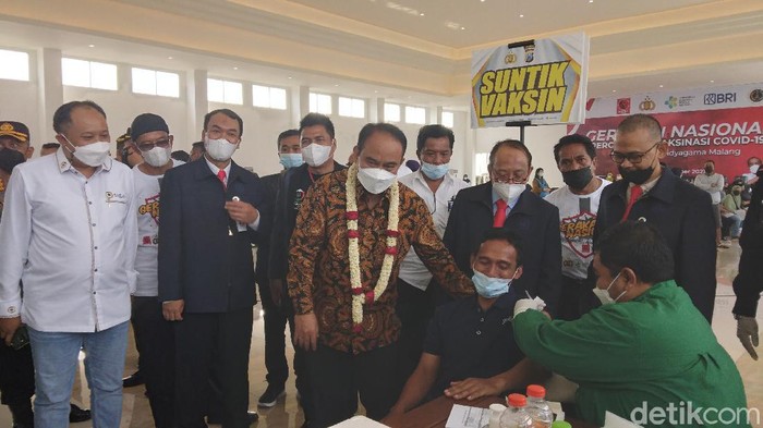 Serbuan vaksinasi digelar Universitas Widyagama, Kota Malang. Ada 5 ribu dosis vaksin Sinovac yang disediakan untuk tahap pertama.