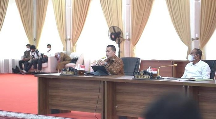 Wagub Sumut saat rapat bareng kadis di Medan (dok. Istimewa)