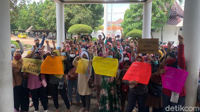 Warga Karawang demo di dprd soal eksplorasi oleh Pertamina di desanya