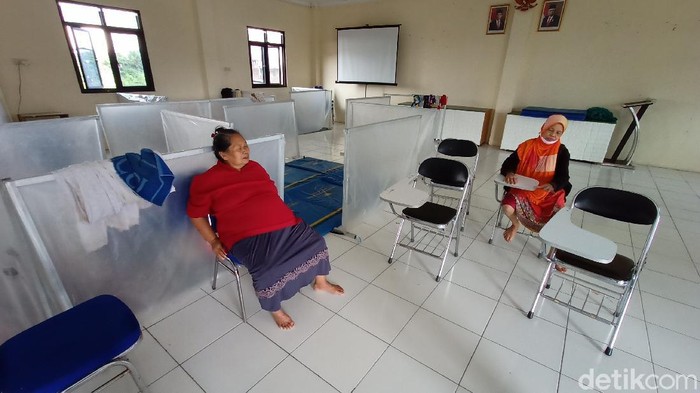 Warga mengungsi ke kantor desa akibat terdampak banjir.