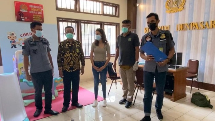 WN AS Heather Lois Mack pembunuh ibu kandung dalam koper di Bali resmi dideportasi dari Bali. FBI ikut mengawal ketat proses deportasi Heather. (dok Kemenkumham Kanwil Bali)