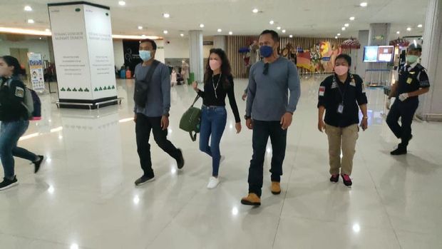 WN AS Heather Lois Mack pembunuh ibu kandung dalam koper di Bali resmi dideportasi dari Bali. FBI ikut mengawal ketat proses deportasi Heather. (dok Kemenkumham Kanwil Bali) WN AS Heather Lois Mack pembunuh ibu kandung dalam koper di Bali resmi dideportasi dari Bali. FBI ikut mengawal ketat proses deportasi Heather. (dok Kemenkumham Kanwil Bali)