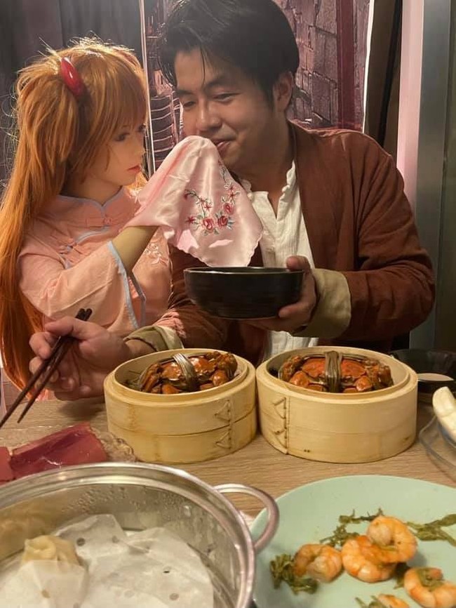 Xie begitu memanjakan Mochi. Dia pun memperlakukan boneka seksnya itu layaknya manusia. Memberikan kado iPhone sampai makan bersama. Foto: dok. Facebook