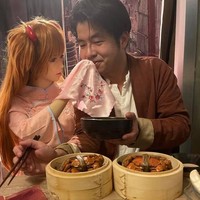 Xie begitu memanjakan Mochi. Dia pun memperlakukan boneka seksnya itu layaknya manusia. Memberikan kado iPhone sampai makan bersama. Foto: dok. Facebook