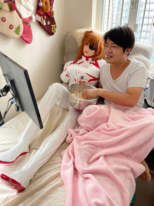 “Saat aku bersama mantanku, dia selalu menatap ponselnya, tapi Mochi berbeda. Dia berkonsentrasi denganku dan memberikan semua perhatiannya,” papar Xie. Foto: dok. Facebook