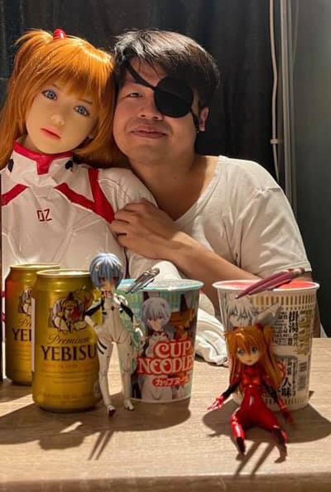 Menurutnya boneka seksnya lebih mudah diurus. Xie juga mengklaim bahwa Mochi lebih bisa memberikan perhatian terhadapnya dibandingkan pacaran dengan manusia. Foto: dok. Facebook