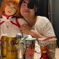 Menurutnya boneka seksnya lebih mudah diurus. Xie juga mengklaim bahwa Mochi lebih bisa memberikan perhatian terhadapnya dibandingkan pacaran dengan manusia. Foto: dok. Facebook