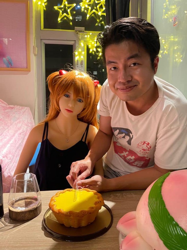 XIe mengaku bahwa sebelumnya dia memiliki pacar manusia. Namun menurutnya, pacaran dengan manusia lebih rumit dan kurang perhatian. Foto: dok. Facebook