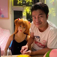 XIe mengaku bahwa sebelumnya dia memiliki pacar manusia. Namun menurutnya, pacaran dengan manusia lebih rumit dan kurang perhatian. Foto: dok. Facebook