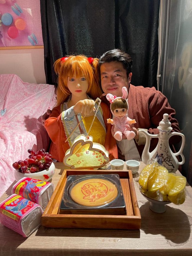 Menurut Xie, kasih sayang pada Mochi begitu tulus hingga ia tidak melakukan hubungan intim dengannya. Bahkan Xie tidak berciuman dengan Mochi karena takut merusak kulitnya. Foto: dok. Facebook