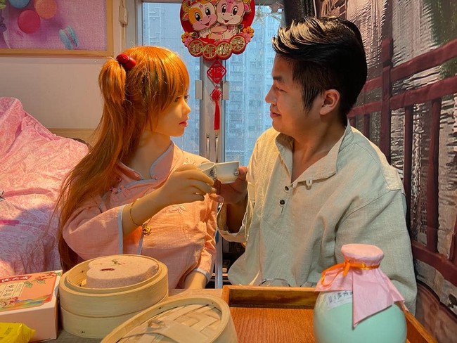 Pria 36 tahun itu memberi nama boneka seksnya Mochi. Mochi seolah sudah menjadi soulmate Xie. Foto: dok. Facebook