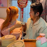 Pria 36 tahun itu memberi nama boneka seksnya Mochi. Mochi seolah sudah menjadi soulmate Xie. Foto: dok. Facebook