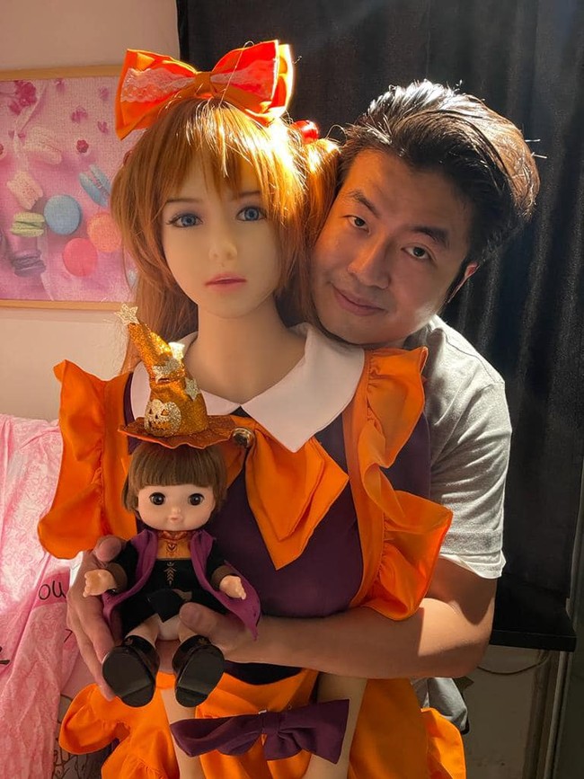 Xie Tianrong, pria asal Hong Kong memiliki ketertarikan dengan boneka seks setelah melihat di sebuah toko. Dia lalu membeli boneka tersebut. Foto: dok. Facebook