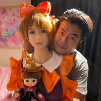 Xie Tianrong, pria asal Hong Kong memiliki ketertarikan dengan boneka seks setelah melihat di sebuah toko. Dia lalu membeli boneka tersebut. Foto: dok. Facebook