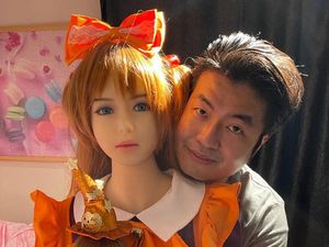 10 Foto Pria yang Tunangan dengan Boneka Seks, Ngaku Tak Pernah Bercinta