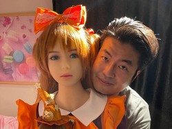 10 Foto Pria yang Tunangan dengan Boneka Seks, Ngaku Tak Pernah Bercinta