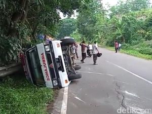 Ambulans Pembawa Jenazah Terbalik di Cianjur, Sopir Luka Ringan