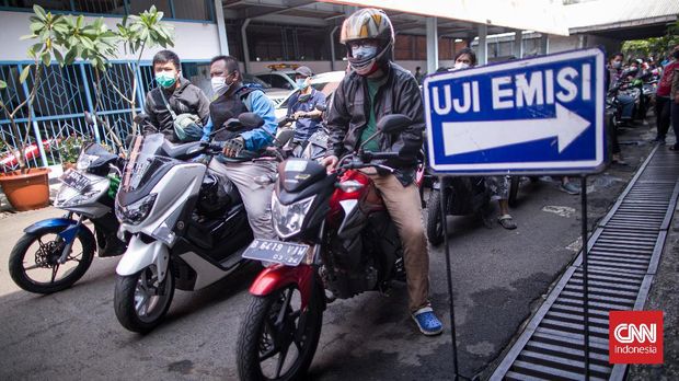 Petugas Dinas Lingkungan Hidup DKI Jakarta menguji emisi kendaraan bermotor di bengkel Dinas Lingkungan Hidup, Cililitan, Jakarta Timur, Kamis (4/11/2021). Petugas Dinas Lingkungan Hidup DKI Jakarta menguji emisi kendaraan bermotor di bengkel Dinas Lingkungan Hidup, Cililitan, Jakarta Timur, Kamis (4/11/2021). (CNNIndonesia/Adi Ibrahim)