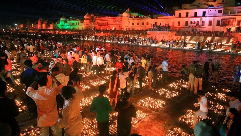 Arti Diwali atau Deepavali yang Dirayakan Hari Ini 4 November People light lamps on the banks of river Saryu in Ayodhya, India, Friday, Nov. 13, 2020. The northern Indian city of Ayodhya kept its Guinness World Record for a second straight year by lighting more than 584,572 oil lamps and keeping them burning for at least 45 minutes on the banks of the river Saryu as part of the celebration of Diwali, the annual Hindu festival of lights. (AP Photo/Rajeev Bhatt)