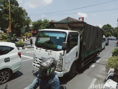 Arus lalu lintas di tengah Kota Klaten padat merayap, Kamis (4/11/2021).