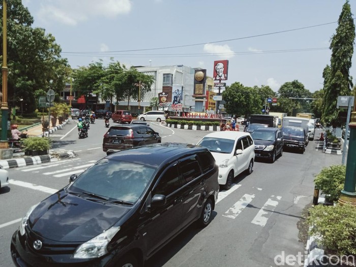 Arus lalu lintas di tengah Kota Klaten padat merayap, Kamis (4/11/2021).