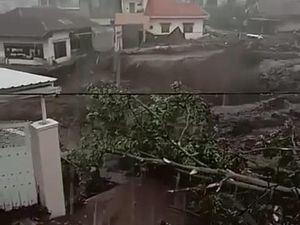 Penampakan Banjir Bandang yang Terjang Kota Batu