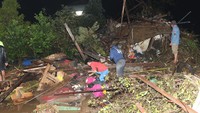 Warga berusaha menyelamatkan barang dari puing rumahnya yang hancur akibat banjir bandang yang menerjang di Bulukerto, Kota Batu, Jawa Timur, Kamis (4/11/2021). ANTARA FOTO/HO/Simon