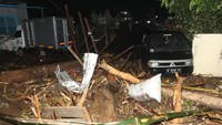Untuk korban terdampak yang lain masih dalam pendataan. Sementara dalam video yang beredar, banjir bandang juga menumbangkan pohon, merusak bangunan, menghanyutkan minibus. ANTARA FOTO/HO/Simon