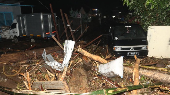 BANJIR BANDANG DI BATU Warga berusaha menyelamatkan barang dari puing rumahnya yang hancur akibat banjir bandang yang menerjang di Bulukerto, Kota Batu, Jawa Timur, Kamis (4/11/2021). Banjir bandang tersebut terjadi akibat hujan deras yang mengguyur kawasan tersebut sehingga menyebabkan anak sungai Brantas meluap dengan membawa material lumpur dan kayu. ANTARA FOTO/HO/Simon/abs/nz