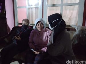 Terjebak Banjir Bandang, Ibu dan Anak Ini Berjalan di Genting 3 Rumah Warga
