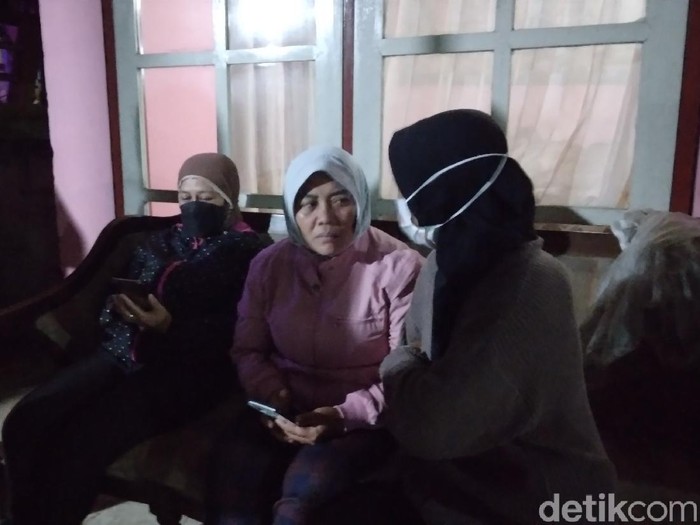 Banjir bandang terjadi di Kota Batu. Khusnul Khatimah (46) merupakan salah satu korban selamat dari peristiwa tersebut.