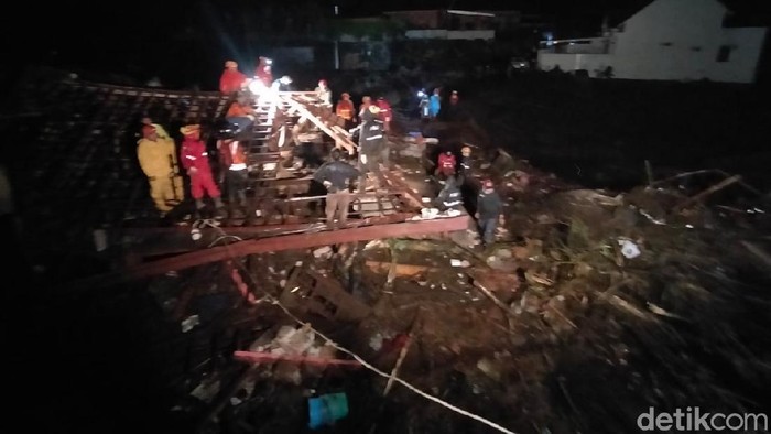 Banjir bandang melanda Kota Batu. Sepuluh orang dilaporkan hilang dan tujuh di antaranya sudah ditemukan dalam kondisi selamat.