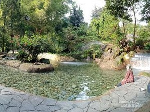 Berendam Air Hangat di Curug Jodo Sari Ater Subang