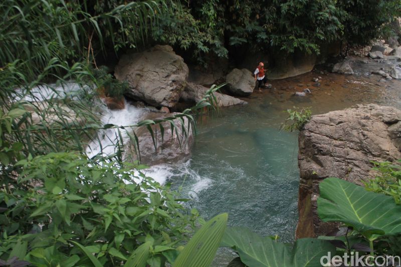Bermain Air Di Segarnya Aliran Sungai Curug Leuwi Hejo