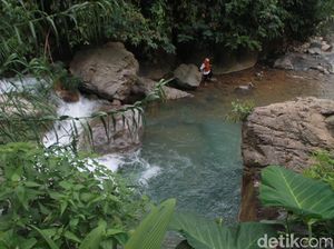 Segarnya Bermain Air di Aliran Sungai Curug Leuwi Hejo