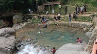 Curug Leuwi Hejo juga menyediakan fasilitas seperti gazebo untuk bersantai-santai menikmati bekal yang dibawa, toilet, warung makan, sehingga pengunjung dapat menikmati liburan tanpa khawatir jika kehabisan makanan. (Luthfi Hafidz/detikTravel)