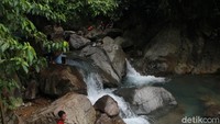 Tidak hanya air berwarna hijau toska, curug ini memiliki air yang jernih sehingga ketika sinar mata hari menyinari air akan memantul dan membias, bebatuan dan biota yang terdapat di dalam air terlihat jelas dan begitu indah. (Luthfi Hafidz/detikTravel)
