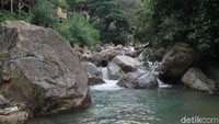 Curug Leuwi Hejo adalah air terjun di Bogor yang memiliki pemandangan luar biasa, sehingga mendapatkan julukan Green Canyon. Leuwi dalam bahasa sunda berarti kolam dan hejo yang berarti hijau. (Luthfi Hafidz/detikTravel)