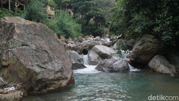 Bermain Air Di Segarnya Aliran Sungai Curug Leuwi Hejo